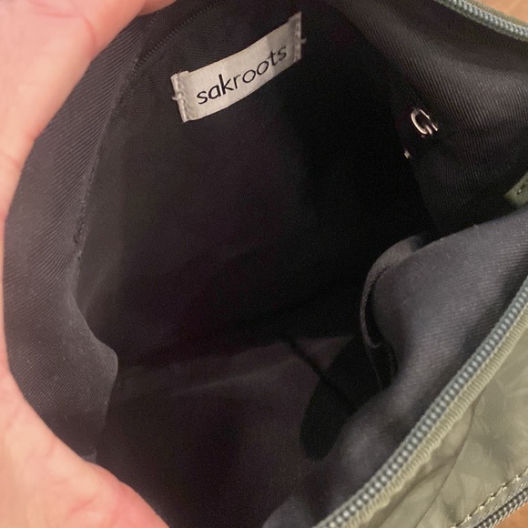 Sakroots crossbody green purse - Picture 5 of 10